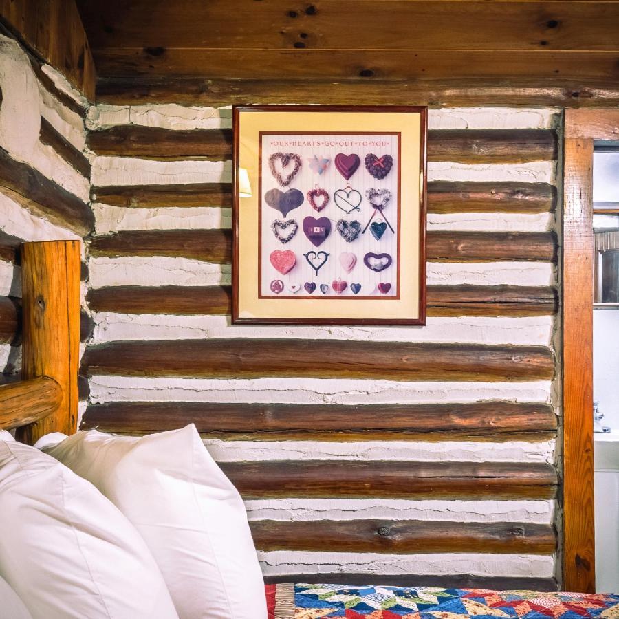 Log Motor Court Lodge *