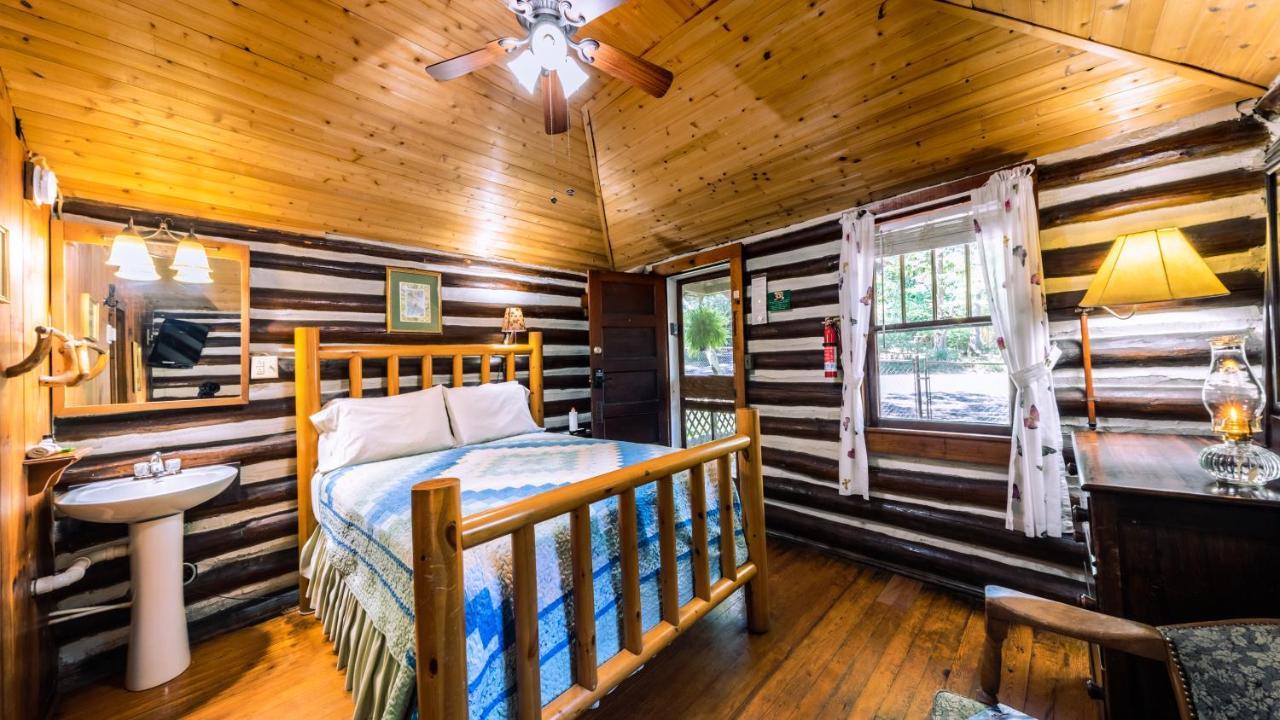 Log Cabin Motor Court Lodge *