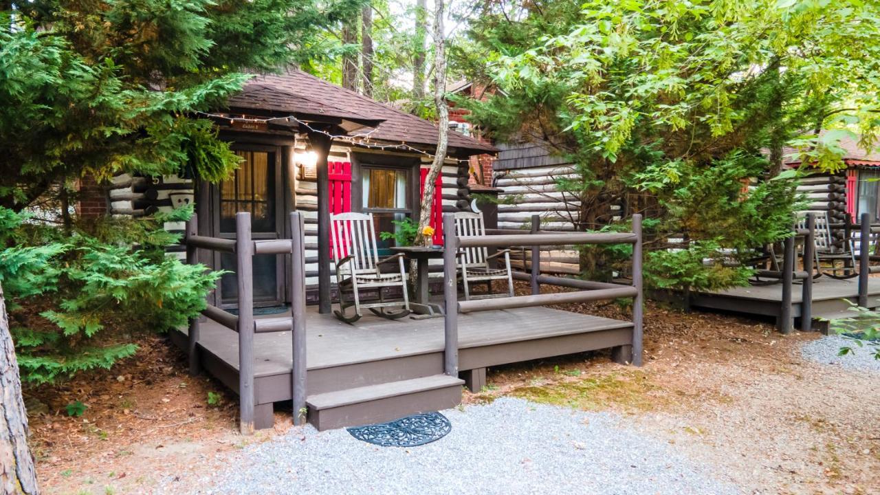 Log Cabin Motor Court Lodge *
