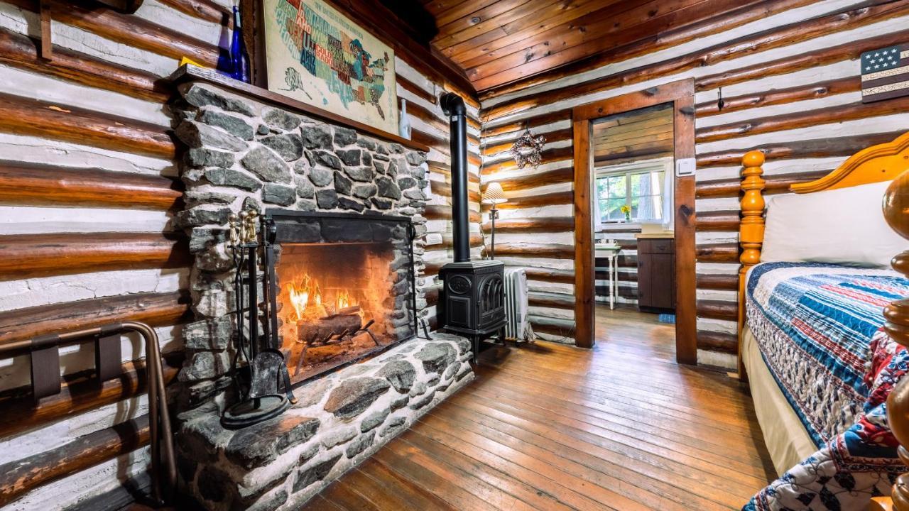 Lodge Log Cabin Motor Court *