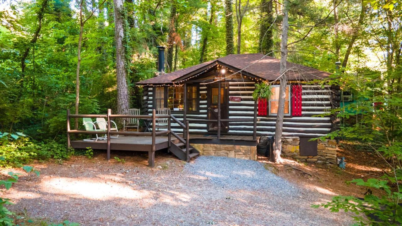 Log Cabin Motor Court Lodge *