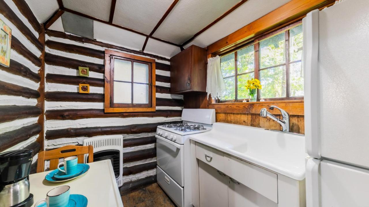Lodge Log Cabin Motor Court *
