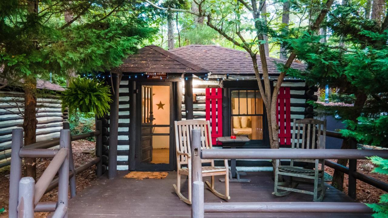 Log Cabin Motor Court * Asheville